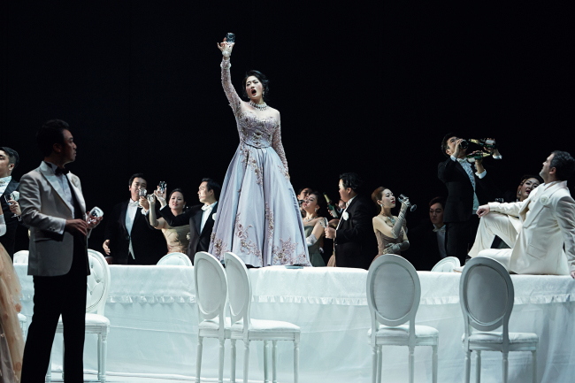 A scene from the Korea National Opera’s new production of Giuseppe Verdi’s “La Traviata.”   Korea National Opera