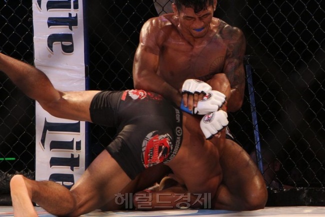 곽관호를 상대할 현 PXC 챔프 카일 아구온. 강력한 그래플링과 맷집을 자랑한다