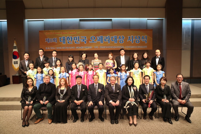 Winners of this year’s 8th Korea Opera Awards, including the orchestra prize-winning Herald Philharmonic Orchestra, founded by Herald Corp., pose at an awards ceremony held at the Press Center in central Seoul on Monday.   Korea Opera Awards