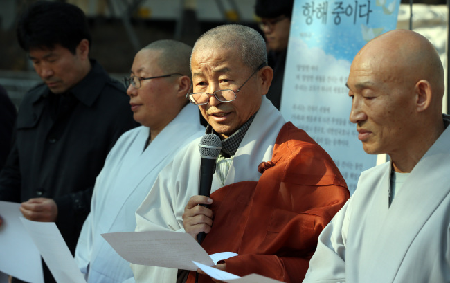 Buddhist monk Dobeop speaks during a press conference on the Jogye Order’s position about Han Sang-kyun, the leader of Korea Confederation of Trade Unions, who has taken refuge at Jogye Temple in Seoul, Tuesday.   Yonhap