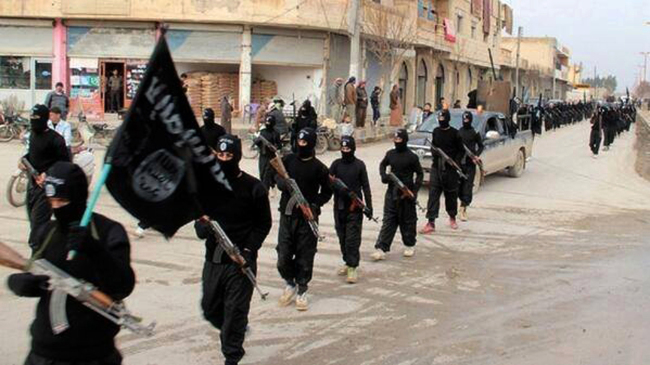 This undated file image posted on a militant website on Jan. 14 shows fighters from the al-Qaida linked Islamic State of Iraq and the Levant (ISIL) marching in Raqqa, Syria. (AP-Yonhap)