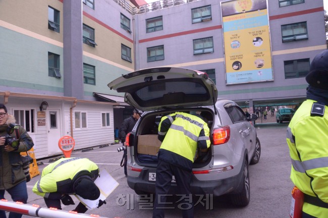 9일 한상균 민주노총 위원장이 은신하고 있는 조계사에 경찰경비가 강화됐다. 경찰은 이날 오후 4시까지 한 위원장이 체포영장 집행에 응하라고 최후 통첩했다. 민주노총은 “오후 4시를 전후로 수도권 조합원을 조계사 인근으로 결집시킬 것”이라고 맞불을 놨다. 정희조 기자/checho@heraldcorp.com