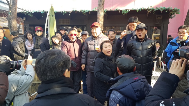 한상균 민노총 위원장의 은신에 대해 찬반으로 의견이 갈린 조계사 신도들간에 언쟁과 몸싸움이 벌어지고 있다. [헤럴드경제=신동윤 기자]