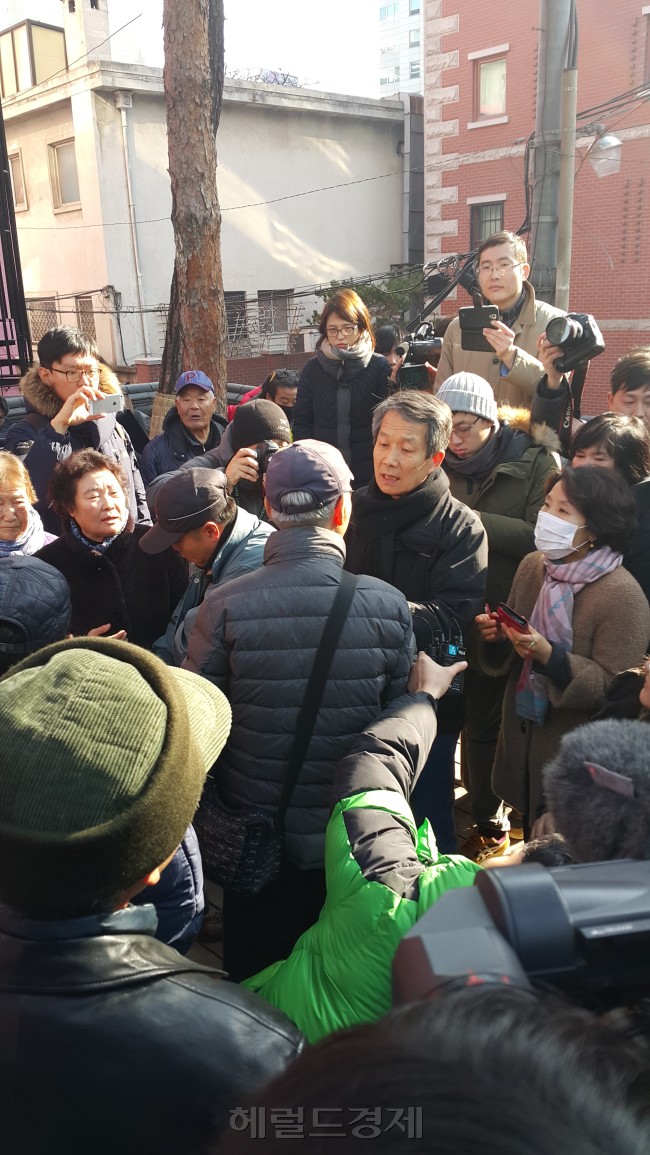한상균 민노총 위원장의 은신에 대해 찬반으로 의견이 갈린 조계사 신도들간에 언쟁과 몸싸움이 벌어지고 있다. [헤럴드경제=신동윤 기자]