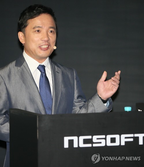 Kim Taek-jin, CEO of NCSoft, speaks on the firm's plan for mobile games next year in Seoul on Wednesday. (Yonhap)