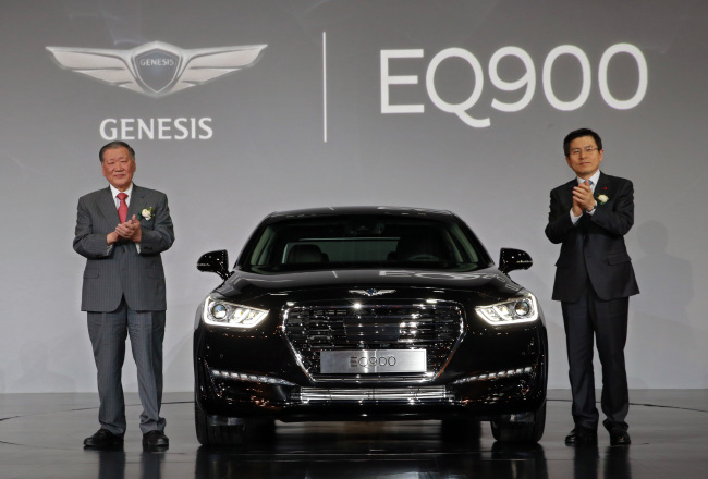 Prime Minister Hwang Kyo-ahn (right) and Hyundai Motor chairman Chung Mong-koo applaud Wednesday at the launch of the Genesis EQ900 in a Seoul hotel.  Yonhap
　
　
