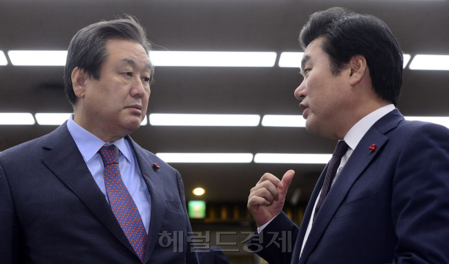 김무성 새누리당 대표(왼쪽)가 9일 오후 서울 여의도 국회에서 열린 의원총회에 참석해 원유철 원내대표와 이야기를 나누고 있다. 박해묵기자/mook@heraldcorp.com