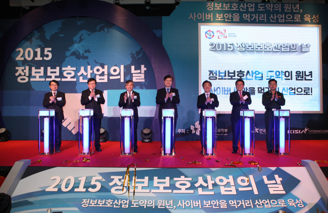 <YONHAP PHOTO-3228> 정보보호산업의 날 기념식 (서울=연합뉴스) 최양희 미래창조과학부 장관 등 참석자들이 9일 서울 영등포구 전경련회관에서 열린 '2015 정보보호산업의 날 기념식'에서 세리머리를 하고 있다. 왼쪽부터 박춘식 한국정보보호학회장, 이홍섭 정보보호최고책임자협의회장, 백기승 한국인터넷진흥원장, 최양희 미래창조과학부 장관, 심종헌 지식정보보안산업협회장, 유준상 한국정보기술연구원장, 변재선 국군사이버사령부 사령관. 2015.12.9 << 미래창조과학부 제공 >> photo@yna.co.kr/2015-12-09 22:26:42/ <저작권자 ⓒ 1980-2015 ㈜연합뉴스. 무단 전재 재배포 금지.>
<YONHAP PHOTO-3228> 정보보호산업의 날 기념식 (서울=연합뉴스) 최양희 미래창조과학부 장관 등 참석자들이 9일 서울 영등포구 전경련회관에서 열린 '2015 정보보호산업의 날 기념식'에서 세리머리를 하고 있다. 왼쪽부터 박춘식 한국정보보호학회장, 이홍섭 정보보호최고책임자협의회장, 백기승 한국인터넷진흥원장, 최양희 미래창조과학부 장관, 심종헌 지식정보보안산업협회장, 유준상 한국정보기술연구원장, 변재선 국군사이버사령부 사령관. 2015.12.9 << 미래창조과학부 제공 >> photo@yna.co.kr/2015-12-09 22:26:42/ <저작권자 ⓒ 1980-2015 ㈜연합뉴스. 무단 전재 재배포 금지.>