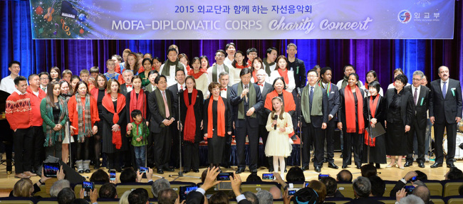 <YONHAP PHOTO-0452> 외교부-주한외교단 송년 음악회 (서울=연합뉴스) 김효정 기자 = 윤병세 외교부 장관(가운데)을 비롯한 주한 외교사절들이 9일 오후 서울 세종로 외교부 청사에서 열린 주한 외교단과의 송년 자선음악회에서 참석자들과 합창하고 있다. 이날 음악회에서 모인 성금은 시리아 난민 구호를 위해 기탁됐다. 2015.12.10 << 외교부제공 >> photo@yna.co.kr/2015-12-10 02:38:02/ <저작권자 ⓒ 1980-2015 ㈜연합뉴스. 무단 전재 재배포 금지.>
<YONHAP PHOTO-0452> 외교부-주한외교단 송년 음악회 (서울=연합뉴스) 김효정 기자 = 윤병세 외교부 장관(가운데)을 비롯한 주한 외교사절들이 9일 오후 서울 세종로 외교부 청사에서 열린 주한 외교단과의 송년 자선음악회에서 참석자들과 합창하고 있다. 이날 음악회에서 모인 성금은 시리아 난민 구호를 위해 기탁됐다. 2015.12.10 << 외교부제공 >> photo@yna.co.kr/2015-12-10 02:38:02/ <저작권자 ⓒ 1980-2015 ㈜연합뉴스. 무단 전재 재배포 금지.>