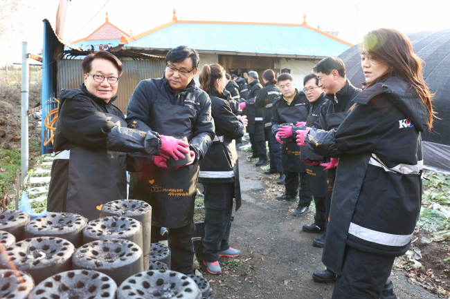 <YONHAP PHOTO-2062> '사랑의 연탄 나르기' 대한항공 노사합동 봉사활동 (서울=연합뉴스) 9일 오후 경기도 부천시 대장동에서 열린 기초생활 수급 가정과 독거노인 등 소외계층을 위한 대한항공 '사랑의 연탄 나르기' 노사합동 봉사활동에서 지창훈 대한항공 총괄사장(왼쪽 첫번째)과 조현민 통합커뮤니케이션실 전무(오른쪽 첫번째) 등 임직원들이 연탄을 나르고 있다. 2015.12.9 << 대한항공 제공 >> photo@yna.co.kr/2015-12-09 16:52:20/ <저작권자 ⓒ 1980-2015 ㈜연합뉴스. 무단 전재 재배포 금지.>
<YONHAP PHOTO-2062> '사랑의 연탄 나르기' 대한항공 노사합동 봉사활동 (서울=연합뉴스) 9일 오후 경기도 부천시 대장동에서 열린 기초생활 수급 가정과 독거노인 등 소외계층을 위한 대한항공 '사랑의 연탄 나르기' 노사합동 봉사활동에서 지창훈 대한항공 총괄사장(왼쪽 첫번째)과 조현민 통합커뮤니케이션실 전무(오른쪽 첫번째) 등 임직원들이 연탄을 나르고 있다. 2015.12.9 << 대한항공 제공 >> photo@yna.co.kr/2015-12-09 16:52:20/ <저작권자 ⓒ 1980-2015 ㈜연합뉴스. 무단 전재 재배포 금지.>
