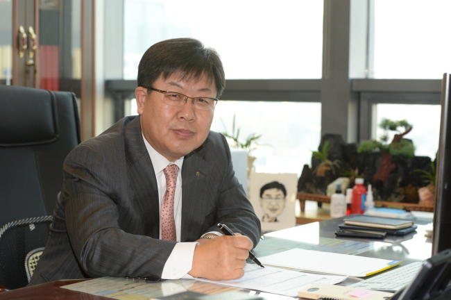 2020년 대한민국 1등 은행을 꿈꾸는 NH농협은행이 선봉장으로 ‘기획통’ 이경섭 농협금융지주 부사장을 선택했다.이 내정자는 기업 부실을 중점 관리하고, 조직의 체질 개선을 통해 수익성을 높일 것이라며 핀테크ㆍ해외진출 가속화를 통해 변화와 혁신에 주력하겠다는 포부를 밝혔다. [사진제공=NH농협은행]