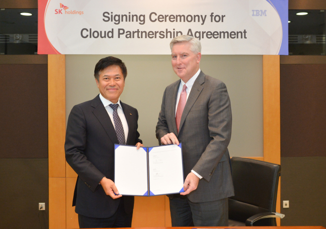 SK주식회사 C&C 박정호 사장(왼쪽)과 한국IBM 제프리 알렌 로다 사장이 ‘클라우드 센터 공동 구축 계약 행사’후 기념 사진을 찍고 있다.