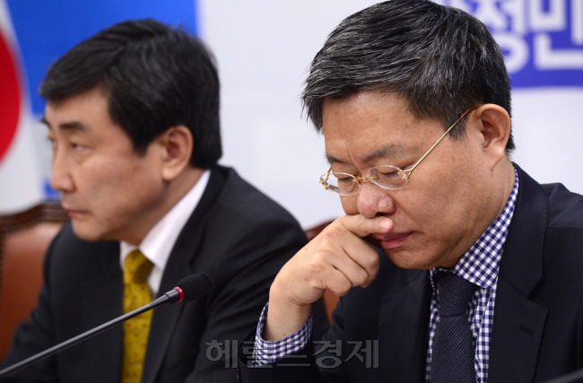 새정치민주연합의 내홍이 갈수록 격화되고 있는 가운데 수도권 의원들은 10일 문재인 대표에게 문 대표와 안철수 전 공동대표가 공동으로 책임지는 비상지도체제를 중재안으로 제시했다. 사진은 이날 오전 정책조정회의에서 사의를 표명한 최재천(오른쪽) 정책위의장과 최고위원회의 참가 거부를 선언한 이종걸 원대대표. 박해묵 기자/mook@heraldcorp.com