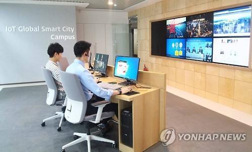 Busan city government staffers work at a smart search center for missing children in the Haeundae district, Busan. (Yonhap)