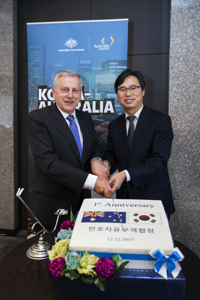KOREA-AUSTRALIA FTA ANNIVERSARY -- Australian ambassador to South Korea Bill Paterson (left) and director general of the trade policy bureau at the Korean Ministry of Trade, Industry and Energy Park Jin-kyu pose during a ceremony held in Seoul on Thursday to celebrate the upcoming one-year anniversary of the Korea-Australia FTA. The bilateral free trade pact took effect on Dec. 12, 2014. (Australian Embassy in Korea)