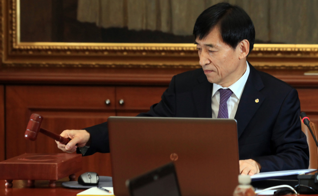 Bank of Korea Gov. Lee Ju-yeol holds the central bank's monthly interest rate-setting meeting at its head office in Seoul on Dec. 10. (Yonhap)