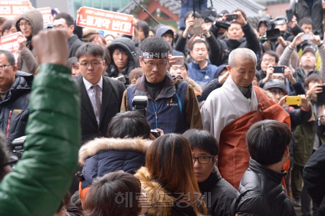 10일 조계사를 떠나 경찰에 자진출두한 한상균 민주노총 위원장에게 소요죄가 적용될 것으로 보인다. 조계종 화쟁위원장인 도법스님과 함께 조계종을 나서는 한 위원장.정희조 기자/checho@heraldcorp.com