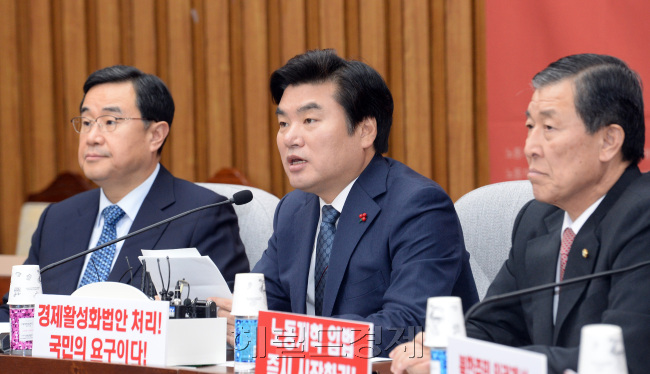 11일 오전 서울 여의도 국회에서 열린 새누리당 원내대책회의에서 원유철 새누리당 원내대표(가운데)가 모두발언을 하고 있다./안훈 기자 rosedale@heraldcorp.com
