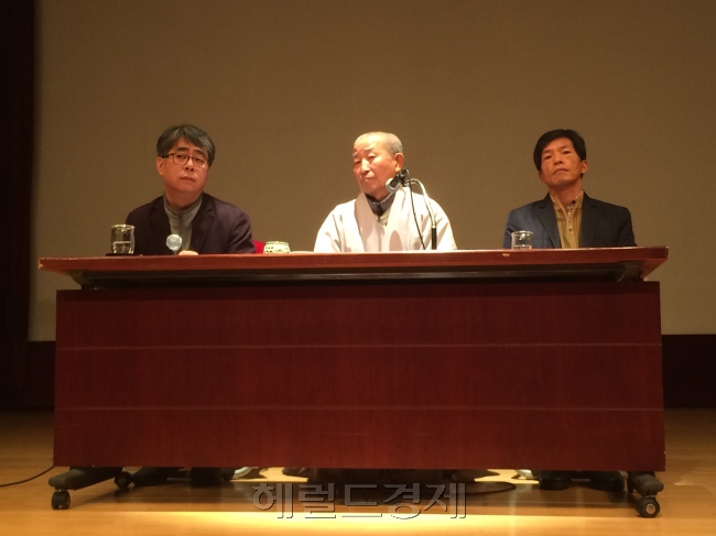 조계종 화쟁위원장 도법 스님(사진 가운데)이 기자들의 질문에 답변하고 있다. [헤럴드경제=원호연 기자]