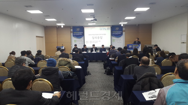 <사진설명>‘3D프린팅을 활용한 창직 및 창업 세미나’가 지난 10일 서울 세종대학교 컨벤션센터 광개토관에서 열렸다. 미래창조과학부가 주최하고 한국생산성본부와 ㈜헤럴드가 주관한 세미나에서 장희수 3Demp 대표, 이기훈 3D아이템즈 대표, 고준호 펀무브 대표, 조인제 메이커스빌 대표, 정광용 경기과학기술진흥원 본부장이 청중들의 질문에 답변하고 있다. 박현구 기자/phko@heraldcorp.com