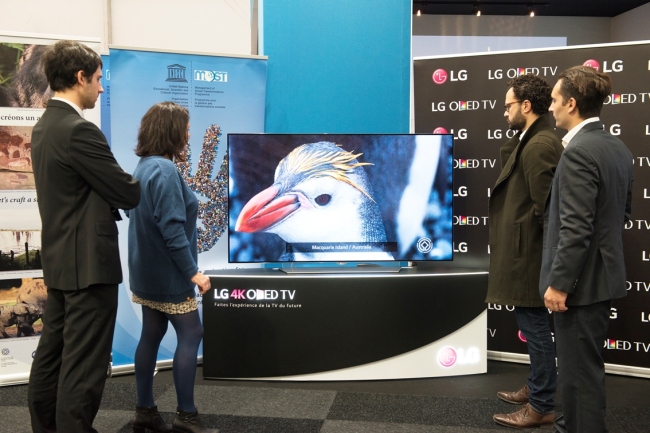LG’S UNESCO CAMPAIGN -- Participants of the 2015 United Nations Climate Change Conference COP21 watch LG Electronics’ organic light-emitting display TV featuring royal penguins on Macquarie Island, Australia. The South Korean tech giant ran a campaign with UNESCO to raise awareness of natural assets and endangered species at the conference held from Nov. 30 to Friday.(LGE)