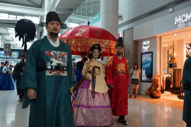 The "royal parade" takes place inside Incheon Airport (Incheon Airport)