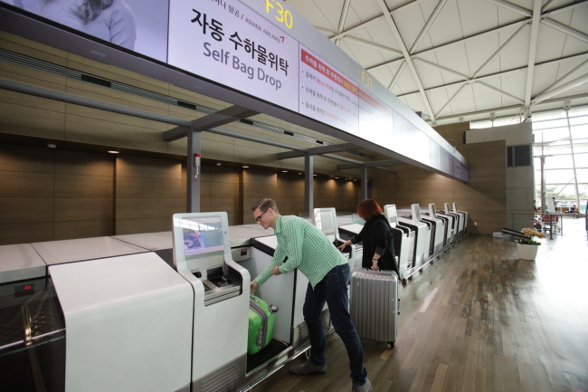 A self-baggage-drop machine inside Incheon Airport (Incheon Airport)