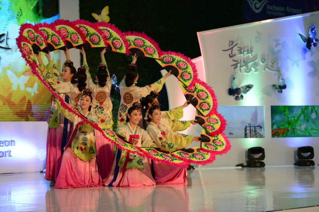 A traditional cultural performance held at Incheon Airport (Incheon Airport)