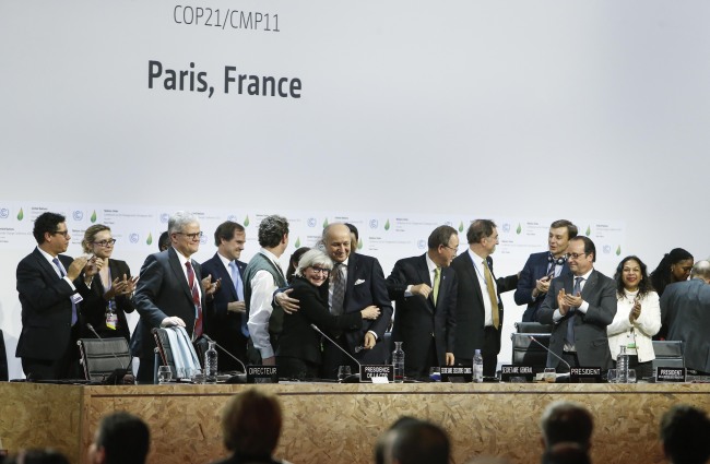 The photo shows the final conference at the COP21, in Le Bourget, Paris, on Saturday. (Xinhua-Yonhap)