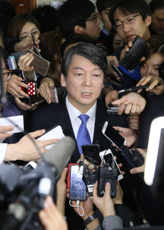 Rep. Ahn Cheol-soo is surrounded by reporters at the National Assembly after he announced his defection from the NPAD on Sunday. Yonhap