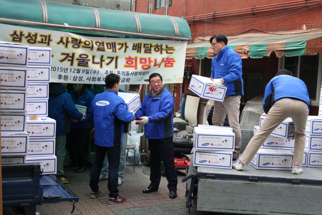 삼성 임직원들이 지난 9일 서울 종로구 돈의동 쪽방촌에서 생필품 세트를 전달하고 있다. 호텔신라 임직원들은 이날 인천 디차일 아동센터에서 아이들과 생일파티를 하고 있다.