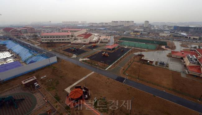지난 10일 주한미군기지이전사업이 진행중인 평택 캠프 험프리스가 언론에 공개됐다. 용산기지에 있는 주한미군사령부와 미8군사령부, 경기 북부에 있는 미2사단이 이전하면 사용하게 될 건물 신축과 기반시설 공사가 한창이다. 안훈 기자 rosedale@heraldcorp.com