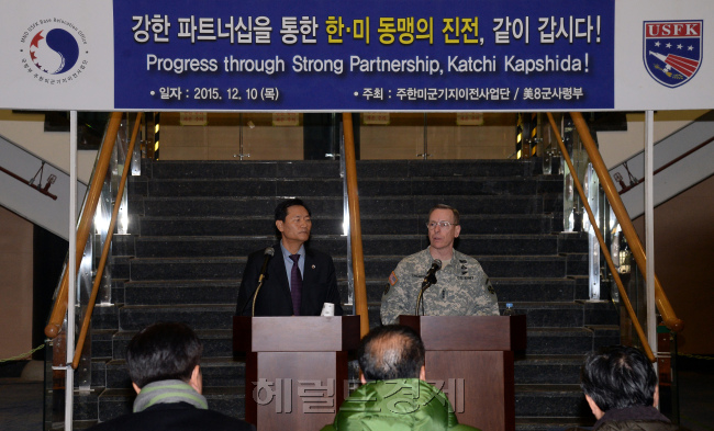 지난 10일 평택 주한미군 기지이전 건설 현장 내 신축중인 미8군사령부 로비에서 한미 공동 기자간담회가 열리고 있다. 버나드 S.샴포우 미8군사령관이 기자들의 질문에 답변하고있다. 안훈 기자 rosedale@heraldcorp.com