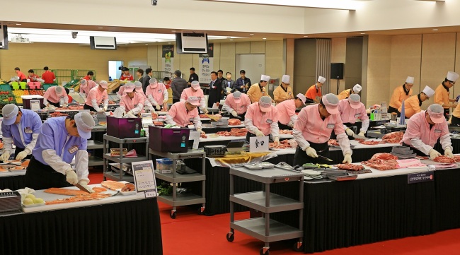 <YONHAP PHOTO-2116> 롯데마트, 신선 명장(名匠) 선발대회 (서울=연합뉴스) 13일 오후 서울 영등포구 영등포동 롯데쇼핑 인재개발원에서 롯데마트 '신선 명장(名匠) 선발대회'가 진행되고 있다. 롯데마트는 이날 선발된 농, 축, 수산 및 조리식품부분 명장의 작품은 테스트 판매를 거쳐 정규상품으로 운영될 계획이라고 밝혔다. 2015.12.13 << 롯데마트 제공 >> photo@yna.co.kr/2015-12-13 15:39:36/ <저작권자 ⓒ 1980-2015 ㈜연합뉴스. 무단 전재 재배포 금지.>