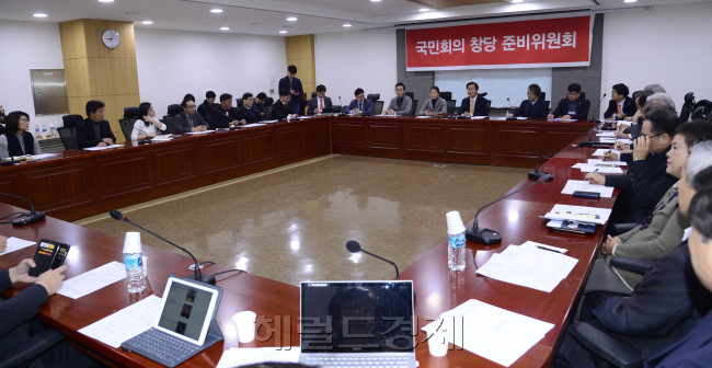 천정배 국민회의 창당준비위원장이 14일 오전 서울 여의도 국회 의원회관에서 열린 국민회의 창당 준비위원회 제1차 운영위원회의에서 모두발언을 하고 있다.
박해묵 기자/mook@heraldcorp.com