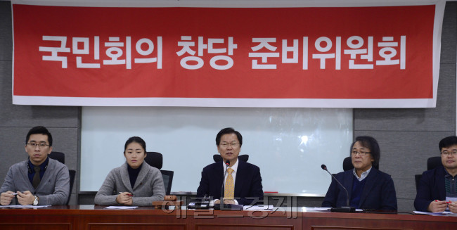 천정배 국민회의 창당준비위원장이 14일 오전 서울 여의도 국회 의원회관에서 열린 국민회의 창당 준비위원회 제1차 운영위원회의에서 모두발언을 하고 있다.
박해묵 기자/mook@heraldcorp.com