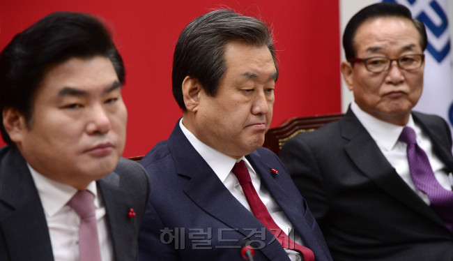 14일 오전 서울 여의도 국회에서 열린 새누리당 최고위원회의에서 서청원 최고위원, 김무성 대표, 원유철 원내대표(오른쪽부터)가 굳은 표정을 짓고 있다.  박해묵 기자/mook@