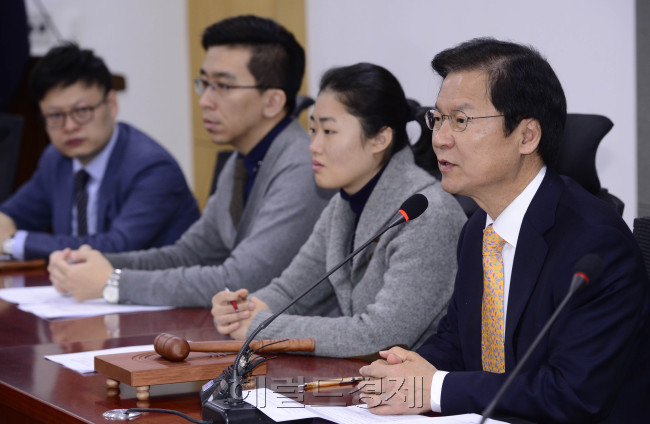 안철수 전 대표의 탈당으로 야권이 복잡하게 돌아가고 있는 가운데, 천정배 국민회의 창당준비위원장이 14일 오전 서울 여의도 국회 의원회관에서 열린 국민회의 창당 준비위원회 제1차 운영위원회의에서 모두발언을 하고 있다.  박해묵 기자/mook@heraldcorp.com