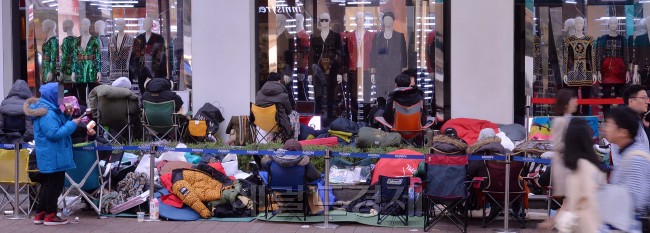 지난달 3일 서울 중구 명동 눈스퀘어 H&M 매장 입구에서 한정판으로 판매되는 H&M과 발망의 컬렉션 제품을 구매하려는 소비자들이 몇일째 노숙을 하며 입장하기만을 기다리고 있다. 이상섭 기자/babtong@heraldcorp.com