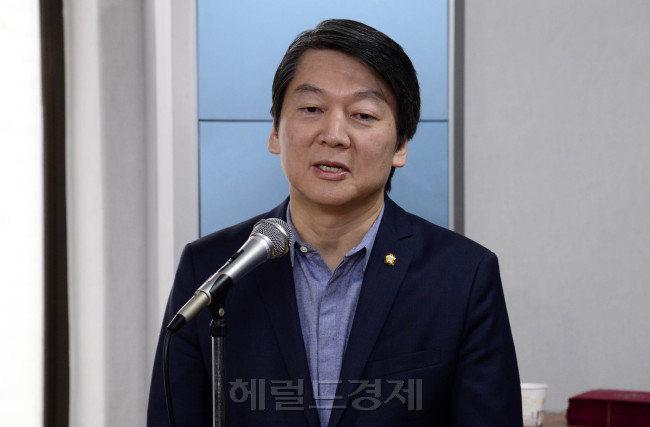 안철수 새정치민주연합 전 공동대표가 14일 오전 서울 노원구 상계주공10단지 경로당을 방문해 인사말을 하고 있다. 박해묵 기자/mook@heraldcorp.com