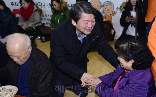 안철수 새정치민주연합 전 공동대표가 14일 오전 서울 노원구 상계주공10단지 경로당을 방문해 지역구민들과 인사를 나누고 있다. 박해묵 기자/mook@heraldcorp.com