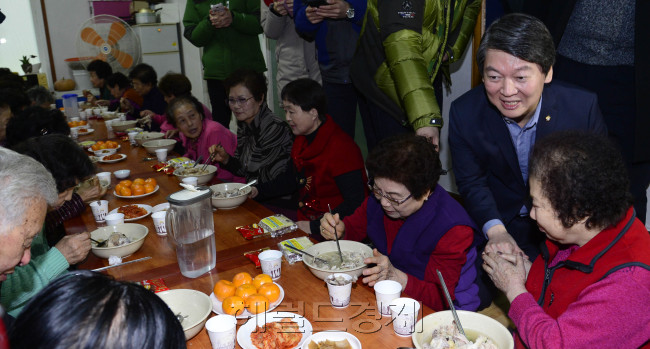 안철수 새정치민주연합 전 공동대표가 14일 오전 서울 노원구 상계주공10단지 경로당을 방문해 지역구민들과 인사를 나누고 있다. 박해묵 기자/mook@heraldcorp.com