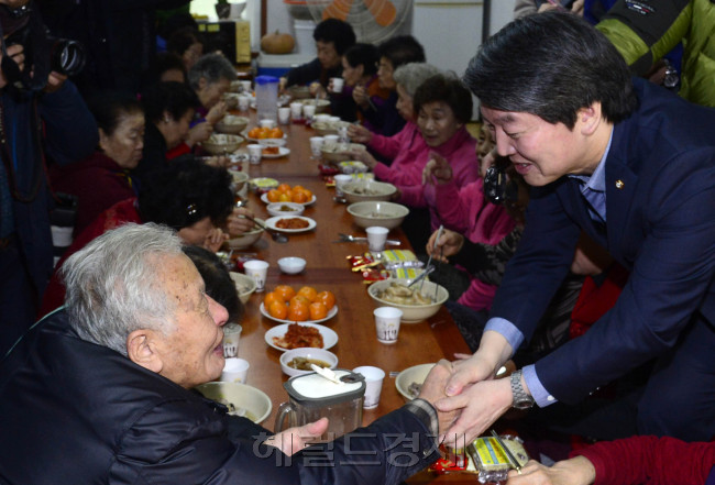 안철수 새정치민주연합 전 공동대표가 14일 오전 서울 노원구 상계주공10단지 경로당을 방문해 지역구민들과 인사를 나누고 있다. 박해묵 기자/mook@heraldcorp.com