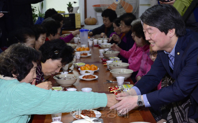 안철수 새정치민주연합 전 공동대표가 14일 오전 서울 노원구 상계주공10단지 경로당을 방문해 지역구민들과 인사를 나누고 있다. 박해묵 기자/mook@heraldcorp.com