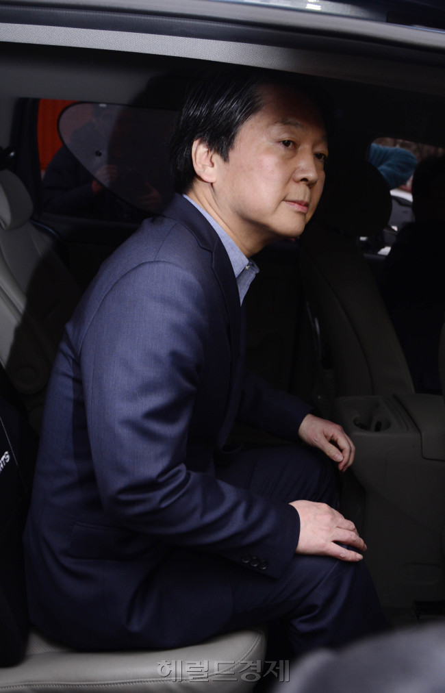안철수 새정치민주연합 전 공동대표가 14일 오전 서울 노원구 상계주공10단지 경로당을 방문한 뒤 차량에 오르고 있다. 박해묵 기자/mook@heraldcorp.com