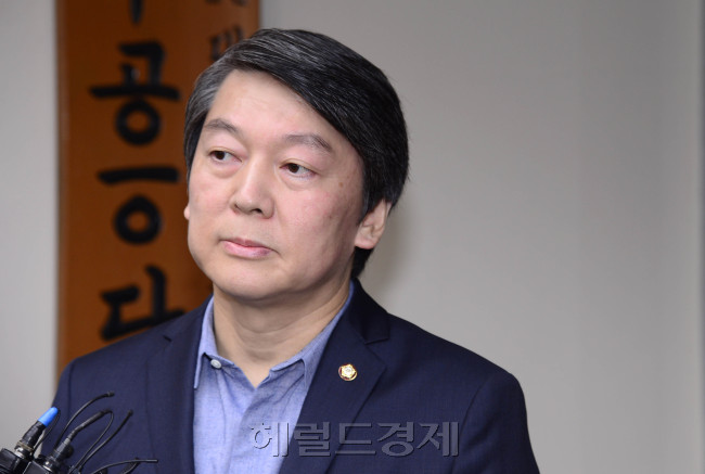 안철수 새정치민주연합 전 공동대표가 14일 오전 서울 노원구 상계주공10단지 경로당을 방문한 뒤 취재진의 질문을 받고 있다. 박해묵 기자/mook@heraldcorp.com