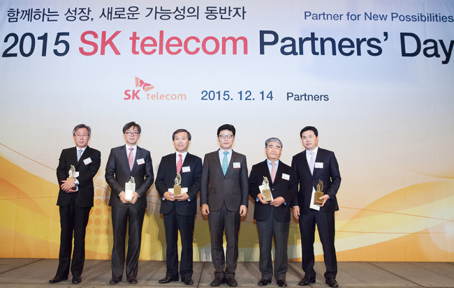 사진=SK텔레콤이 14일 서울 광진구 워커힐 호텔에서 개최한 ‘2015 SK텔레콤 파트너스데이’에서 이형희 SK텔레콤 MNO총괄(사진 오른쪽에서 세 번째)과 우수협력사 관계자들이 기념촬영을 하고 있다. [제공=SK텔레콤]