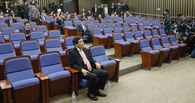 NPAD floor leader Rep. Lee Jong-kul (front) and a few other lawmakers wait for the party’s general assembly to open at the National Assembly on Monday.   Yonhap
