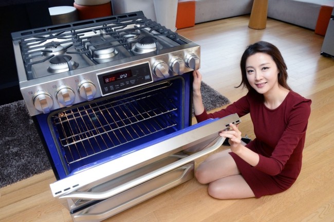 LG OVEN RANGE RECOGNIZED FOR INNOVATION --LG Electronics said Monday its premium oven range, dubbed the LG Studio, had been picked as the 2015 Product of the Year in the kitchen and bath category by leading U.S. monthly magazine Architectural Record. (LGE)