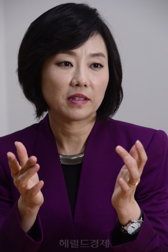 조윤선 전 청와대 정무수석비서관이 19일 오후 서울 서초구 반포동의 한 사무실에서 본지와 인터뷰를 가지고 있다. 박해묵 기자/mook@heraldcorp.com